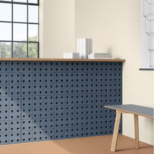 جدار Bloc Grey خلف طاولة اجتماعات