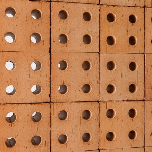 جدار Bloc بكامل الارتفاع على مقاطع خشبية