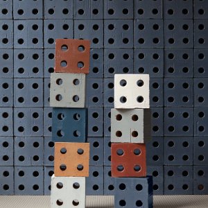 أبراج من قوالب Bloc الملونة أمام جدار Bloc Blue