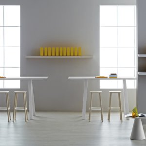 قاعة اجتماعات مع طاولة Arki-Table بمقاس 360×120 وكراسٍ حولها