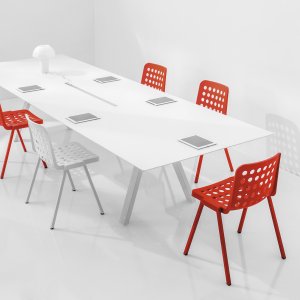 أرجل بلون وإطار بلون آخر من القائمة نفسها على طاولة Arki-Table
