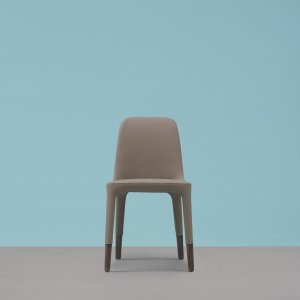 صف من كراسي Ester على طول طاولة اجتماعات