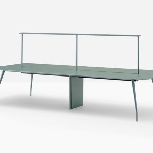 طقم الإضاءة K_LUCE فوق Rizz Workstation مع نباتات على الرفّ العلوي