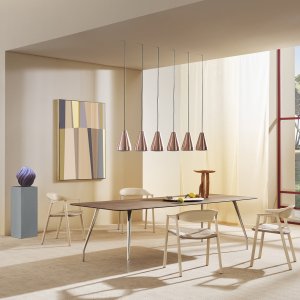 Rizz Workstation لأربعة أشخاص مع ألواح ماصّة للصوت وجسر الإضاءة K_LUCE