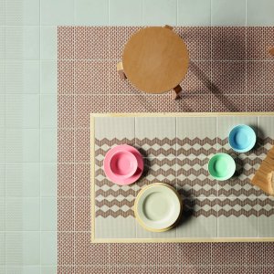 نمط Zigzag Black من Tape Mutina على القاعدة السوداء