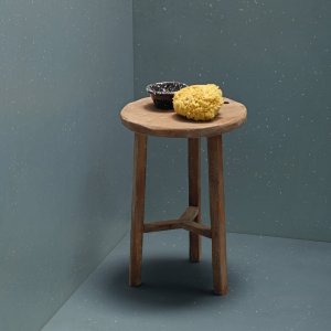 كراسٍ خشبية على أرضية Primavera Bianco