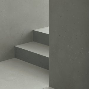 أرضية Primavera Nero مع جدار Grigio وكرسي جلدي
