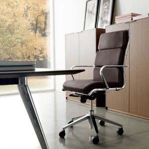 The Season بظهر متوسط وقماش رمادي حول طاولة اجتماعات