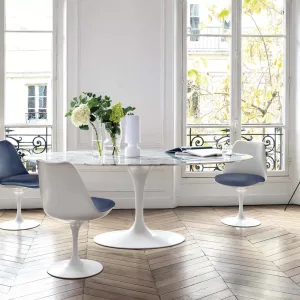 طاولة جانبية من عائلة Saarinen من Knoll بقطر صغير قرب أريكة