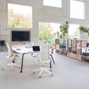 صف من كراسي se:air على طول طاولة مشتركة لـ hot desking