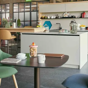 ركن se:café high diner بمقعدَين مرتفعَين متقابلَين وطاولة مدمجة