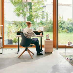 se:flair بلونين: ظهر بأخضر التنّوب ومقعد من قماش بيج