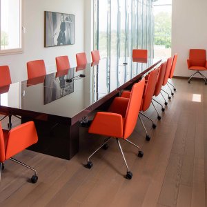 قاعدتان مختلفتا الحجم تحت طاولة الاجتماعات Asymmetrical Meeting