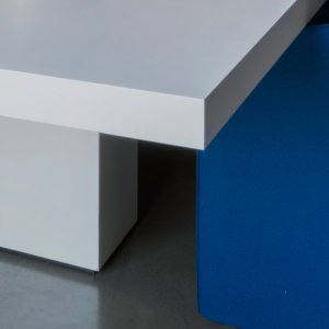 طاولة اجتماعات Asymmetrical Meeting من عائلة المكتب نفسها