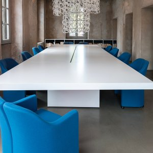 Asymmetrical Meeting من Tecno، تصميم Piero Lissoni، في قاعة مجلس إدارة