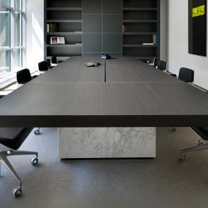 طاولة Asymmetrical Meeting بطلاء Bordeaux لامع مع مساند جلد