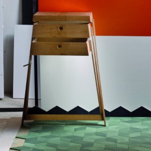 معينات Tex من Mutina بلون Olive بملمس التريكو على جدار مكتب