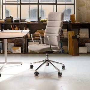 That’s it Executive من Quinti بذراعين ثابتين من الألومنيوم خلف مكتب تنفيذي