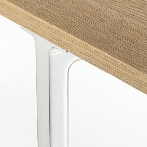 مكتب Toa 240 × 90 بقناة كابلات حمراء تحت الشق