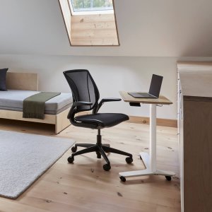 كرسي مكتب مريح World LM من Humanscale بظهر شبكي من ثلاثة ألواح