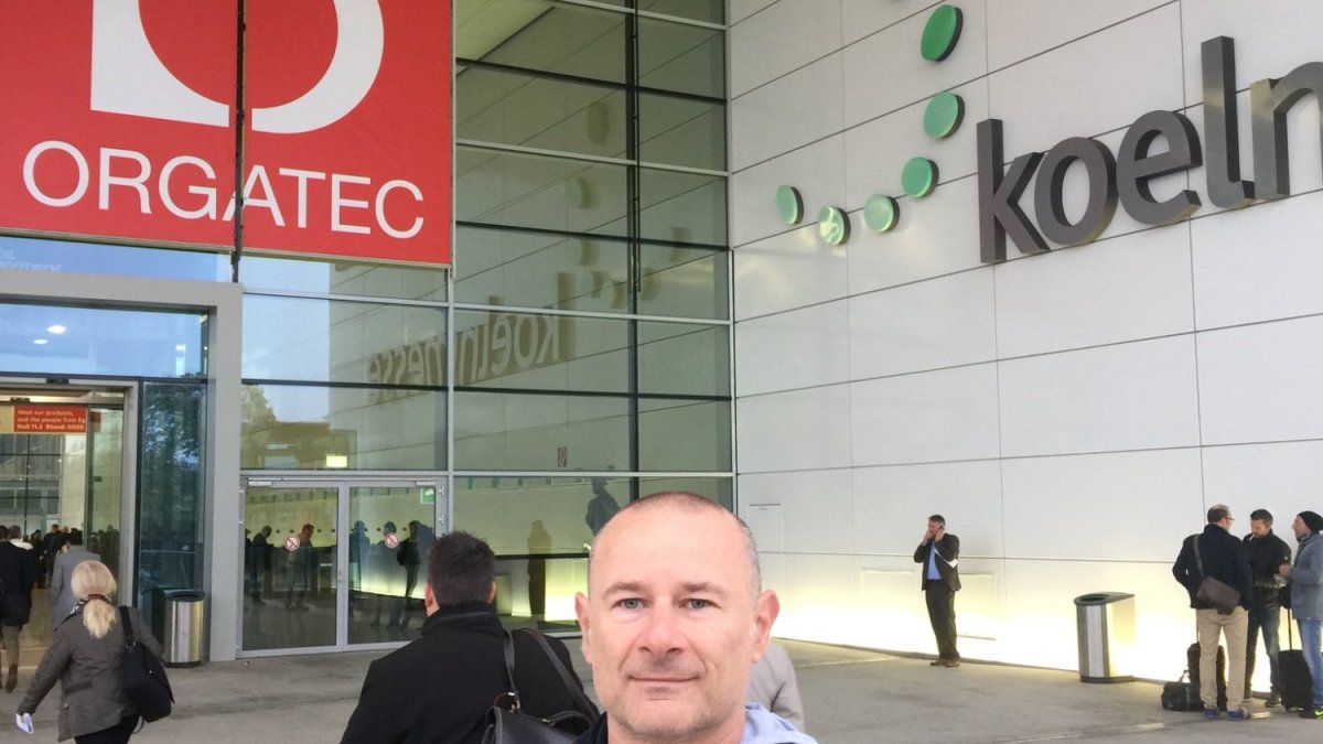 ORGATEC 2026: حين تحمل القاعة اسم علاقة