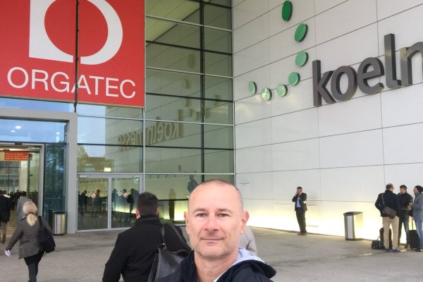 ORGATEC 2026: حين تحمل القاعة اسم علاقة