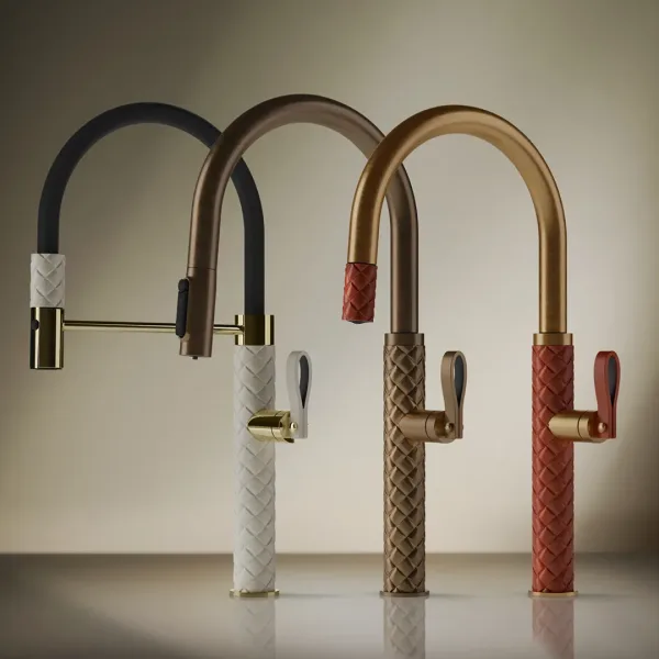 دشّ Gessi بتشطيب ذهبي في حمّام جناح فاخر