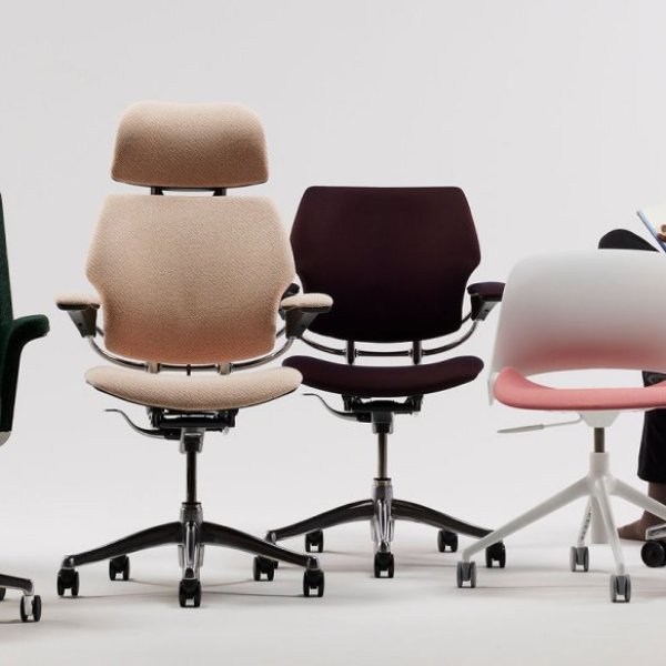 محطة عمل إرغونومية من Humanscale في مكتب